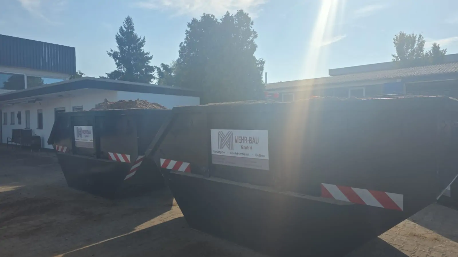 Zwei abgestellte Container der Mehr-Bau GmbH auf dem Firmenhof