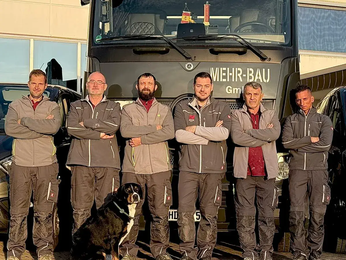 Das Team der Mehr-Bau GmbH vor dem Firmen-Lkw