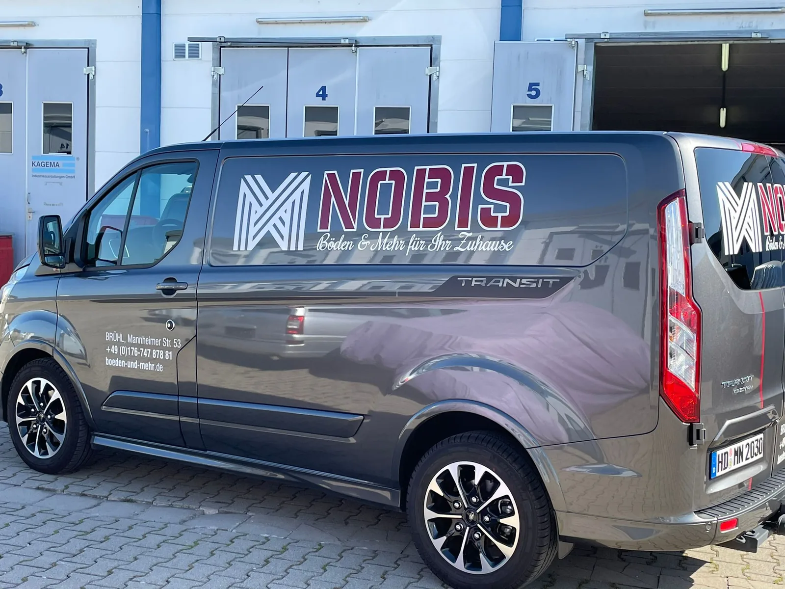Firmentransporter aus der Anfangszeit mit dem Schriftzug „Böden & Mehr für Ihr Zuhause“
