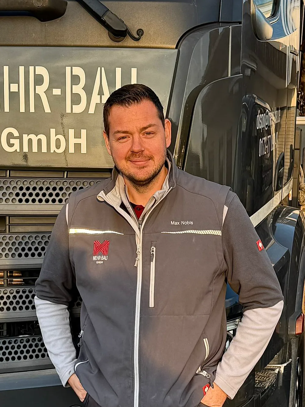 Max Nobis, Geschäftsführer der Mehr-Bau GmbH, vor dem Firmen-Lkw