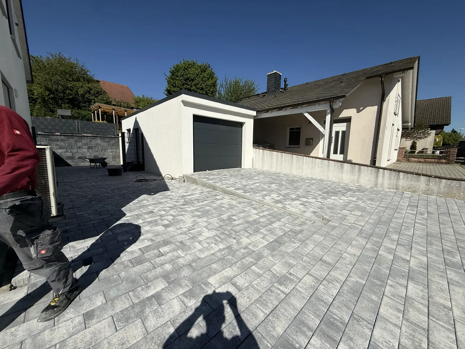 Fertige Hoffläche mit Zufahrt und Garagenvorplatz, gepflastert