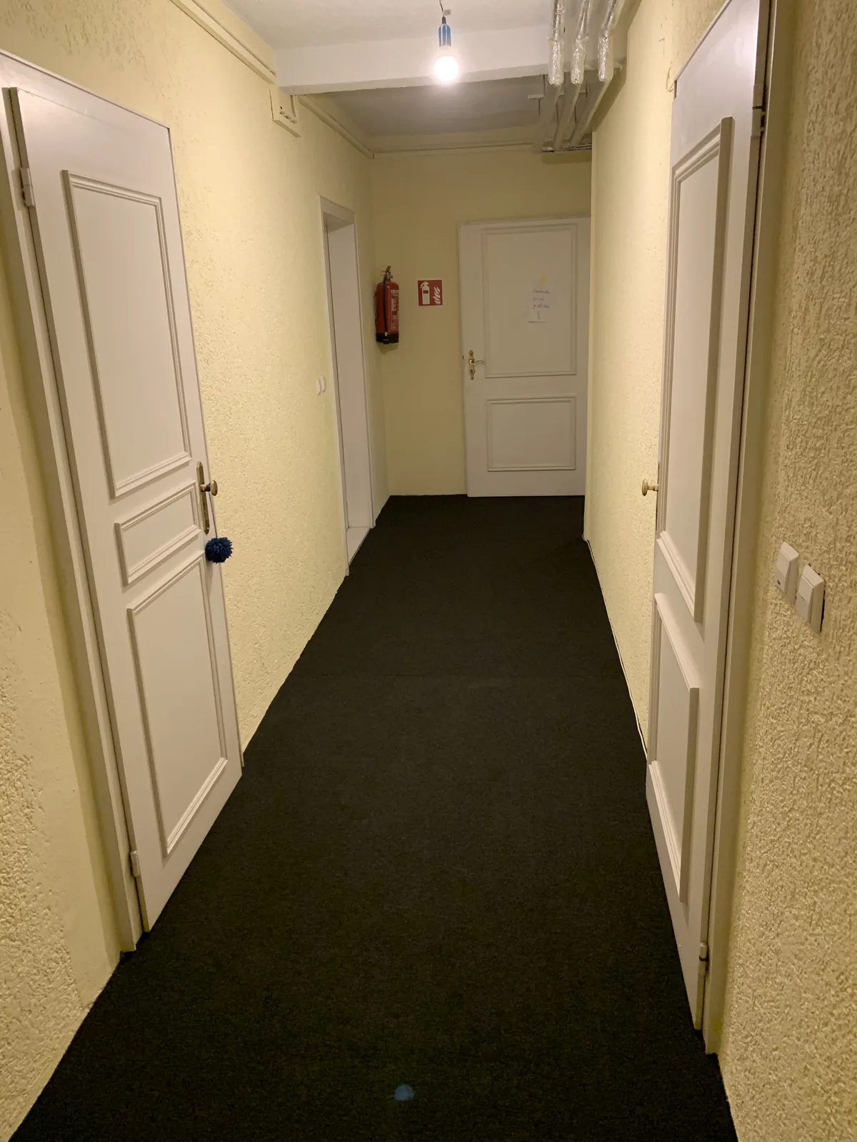 Flur im Obergeschoss mit demselben neuen dunklen Belag