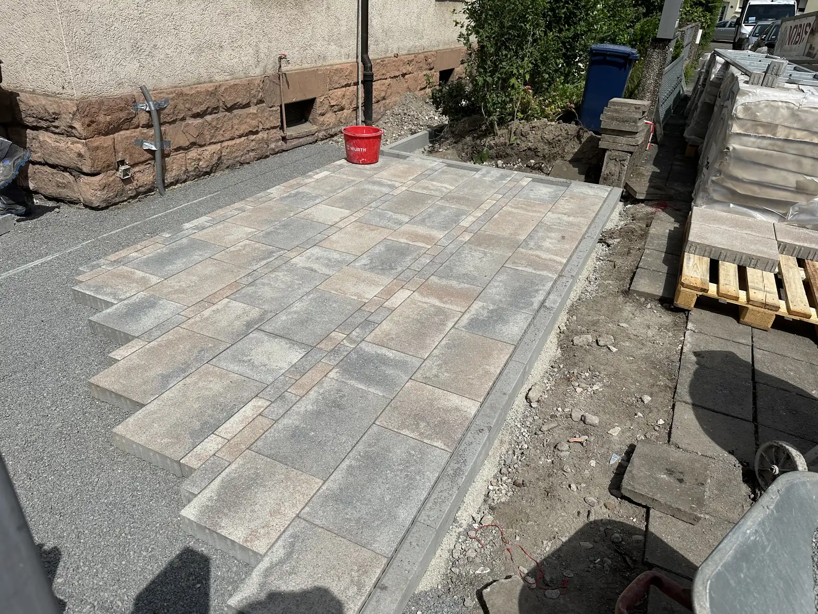 Neue großformatige Platten werden auf dem vorbereiteten Bett verlegt