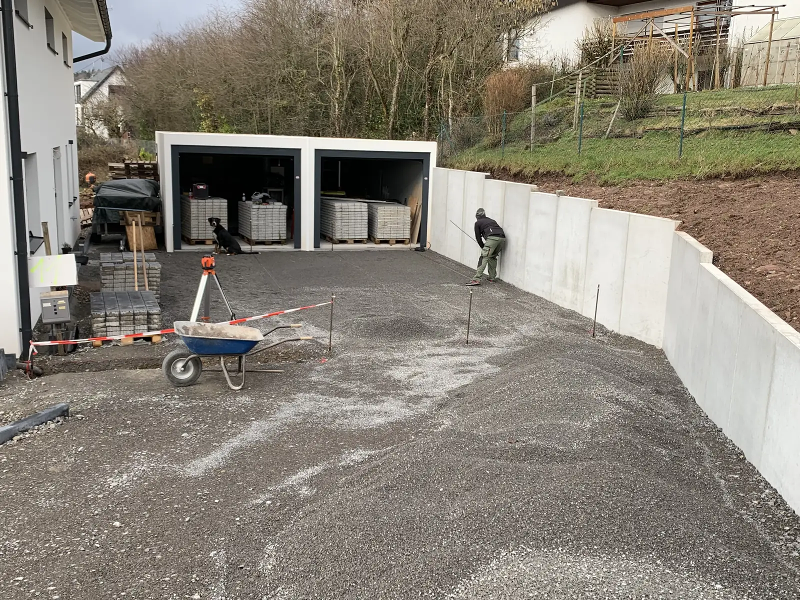 Gesetzte Betonstützwände vor Garagen, Fläche noch im Rohplanum