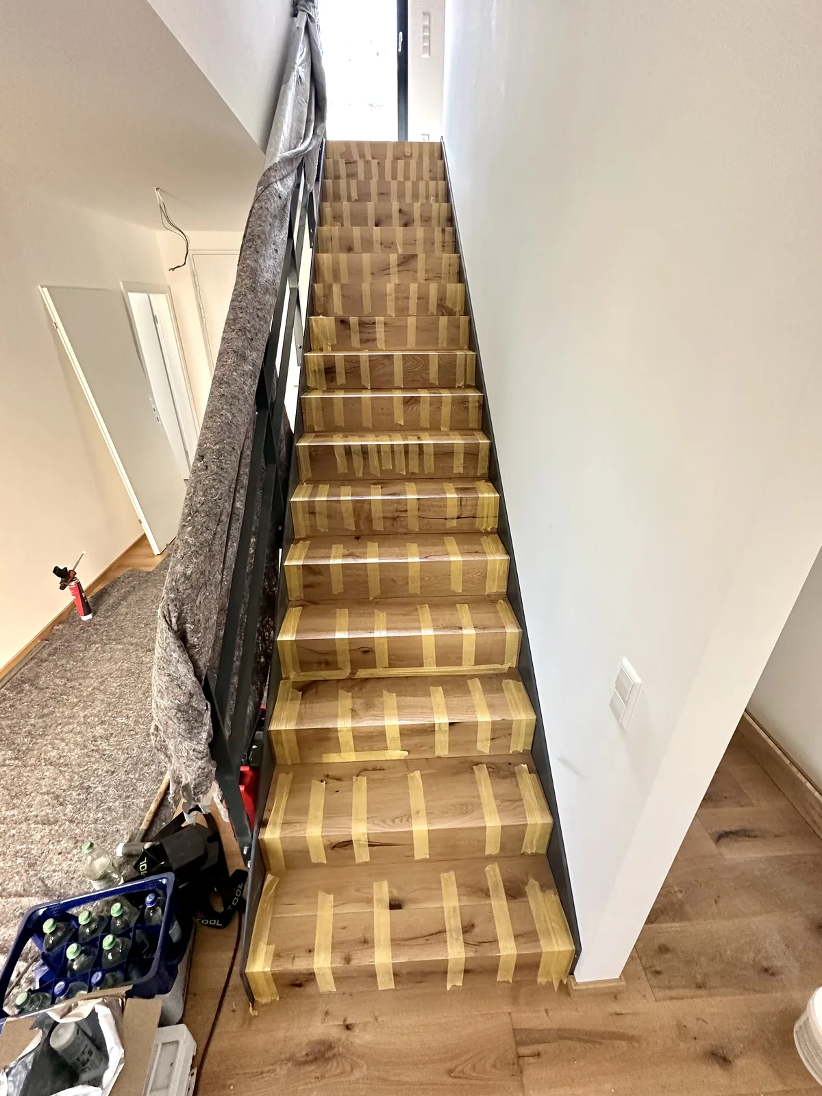 Fertig mit Eiche belegte Treppe, Blick von unten nach oben